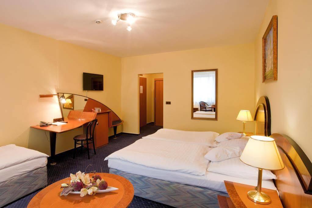 Hotel Savoy Ceske Budejovice Exteriör bild